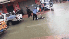  多地暴雨城市设备